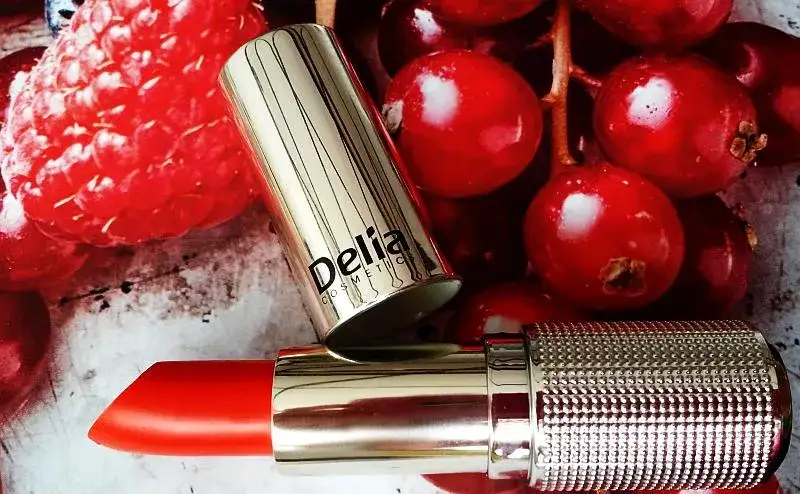 Jak utrwalić szminkę, aby nie schodziła przez cały dzień? Sprawdź te sposoby