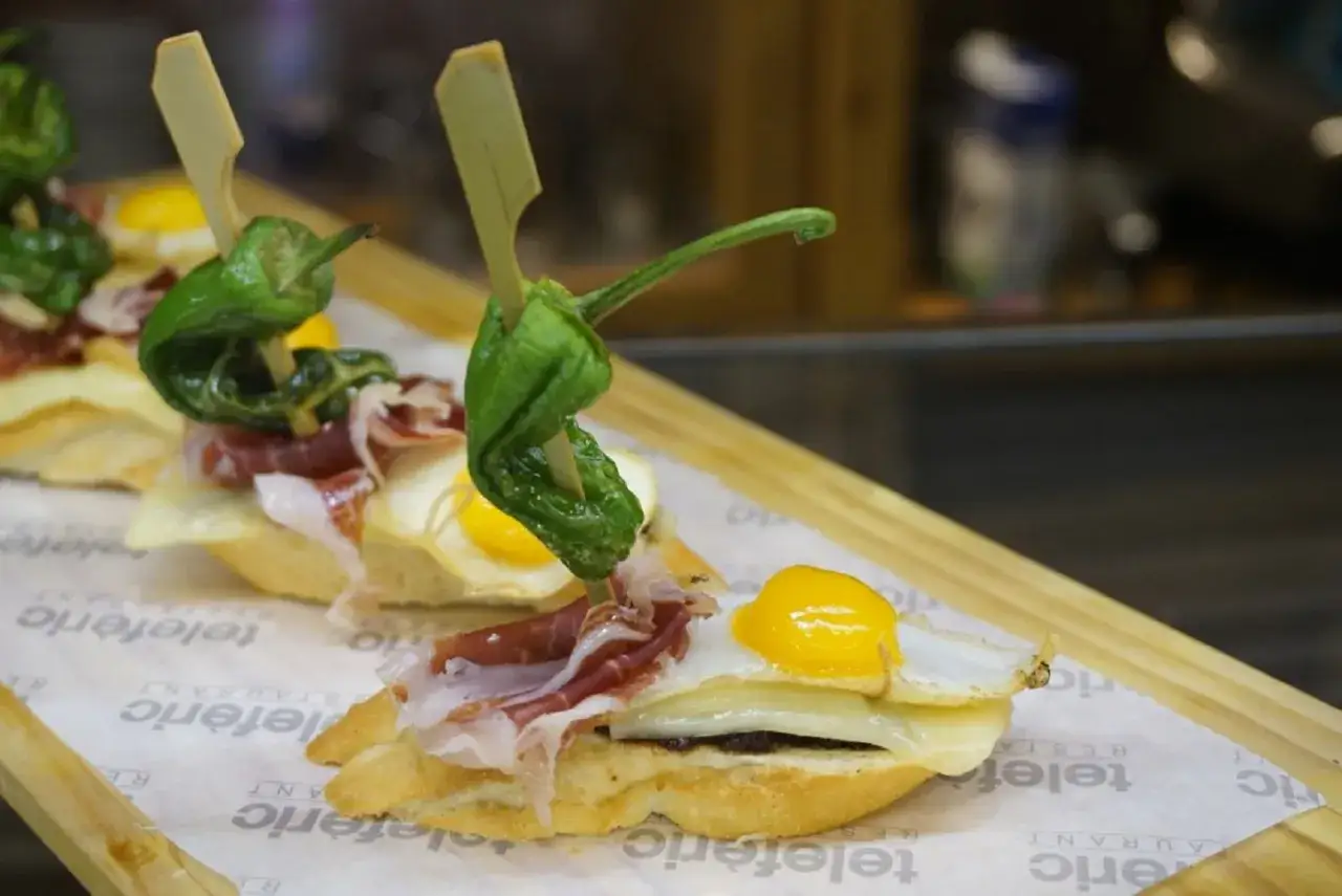 De Tapas por España: Guía del programa, Julius y rutas.