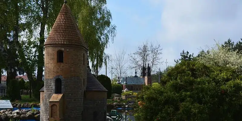 Skansen Miniatur Pobiedziska: Polska w miniaturze. Planuj wizytę!