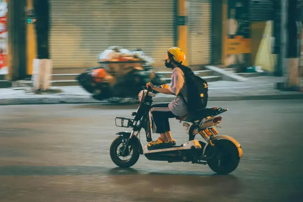 Czy skuter to motorower? Odkryj różnice i przepisy prawne