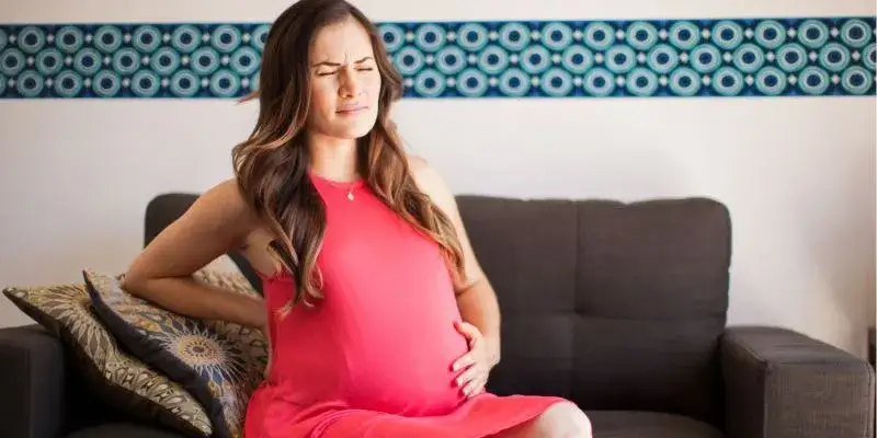 Czy przed porodem boli brzuch jak na okres? Sprawdź, co to oznacza