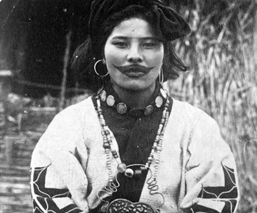 Tatuaż usta znaczenie: odkryj, co naprawdę symbolizują usta