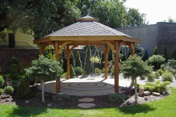 Jak wybrać dach do altany? Materiały, koszty i trwałość