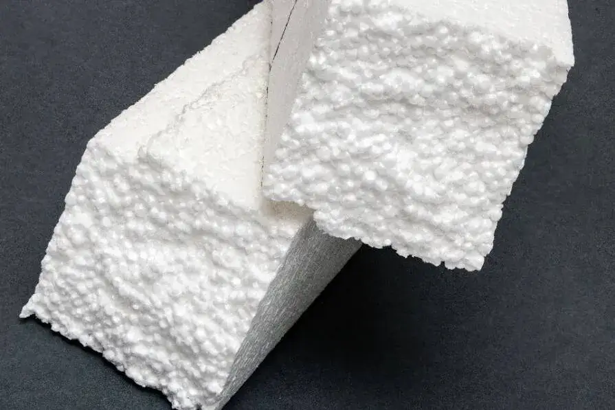 Styropian jakie śmieci? Dowiedz się, jak go prawidłowo wyrzucić.