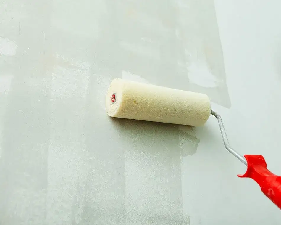 Grunt czy farba gruntująca na gładź – co wybrać, by uniknąć błędów?