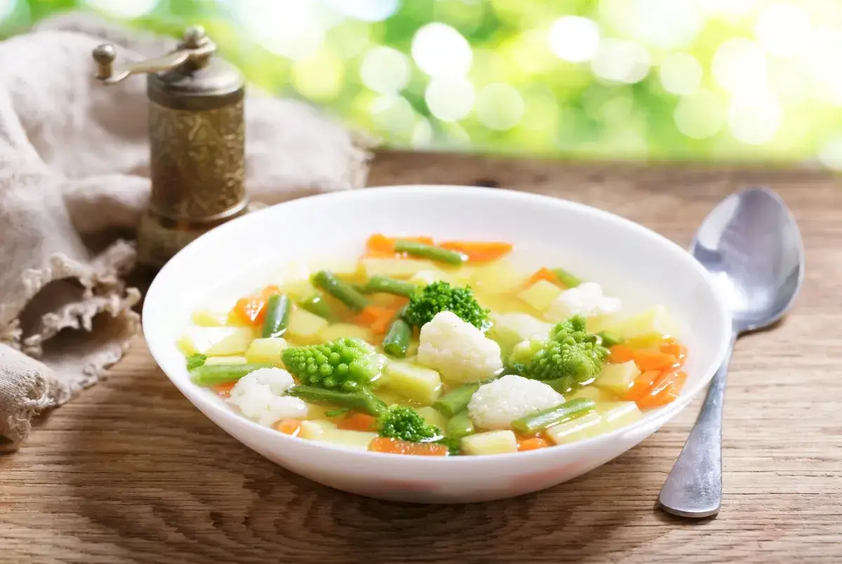 Zupa jarzynowa: Jakie zioła i przyprawy, by zachwycić rodzinę?