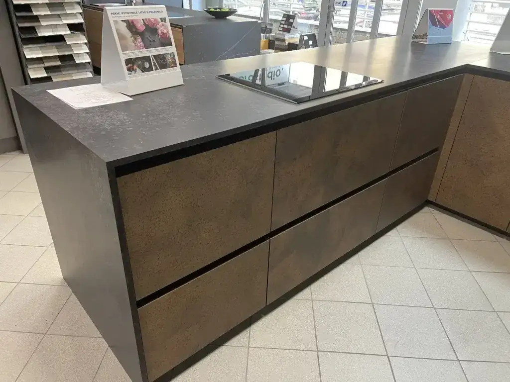 Jakie blaty do ciemnych mebli kuchennych, aby uniknąć błędów?