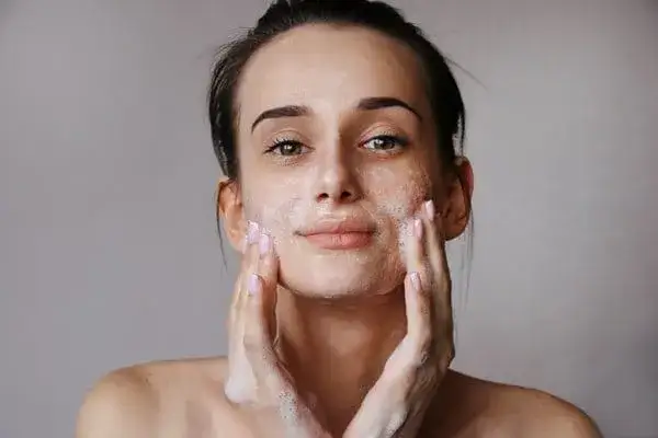 Pryszcze na twarzy od czego? Poznaj przyczyny i skuteczne rozwiązania