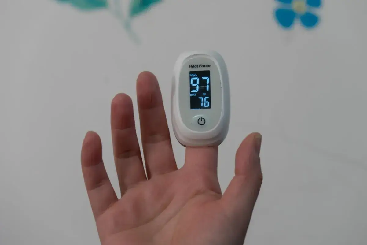Puls 76 BPM i saturacja 97%. Czy puls 50 jest dobry? To zależy od wielu czynników, ale ten wynik jest w normie.