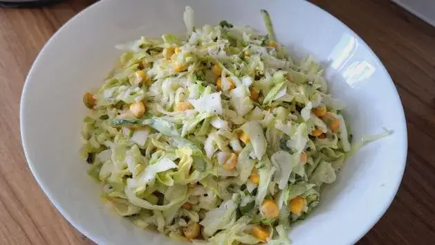 Jaka surówka do sosu pomidorowego? Odkryj chrupkość i świeżość!