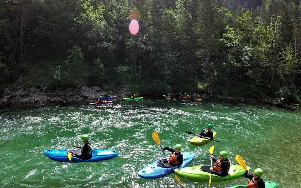 Kurs kajakarstwa nizinnego: Jak zacząć? Przewodnik po kosztach i kursach
