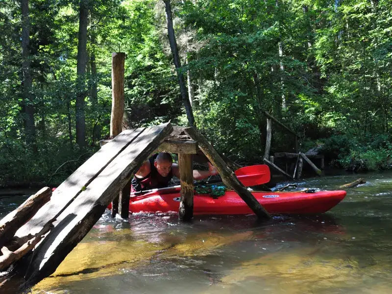 Spływ Radunią: Od łatwych tras po ekstremalne wyzwania