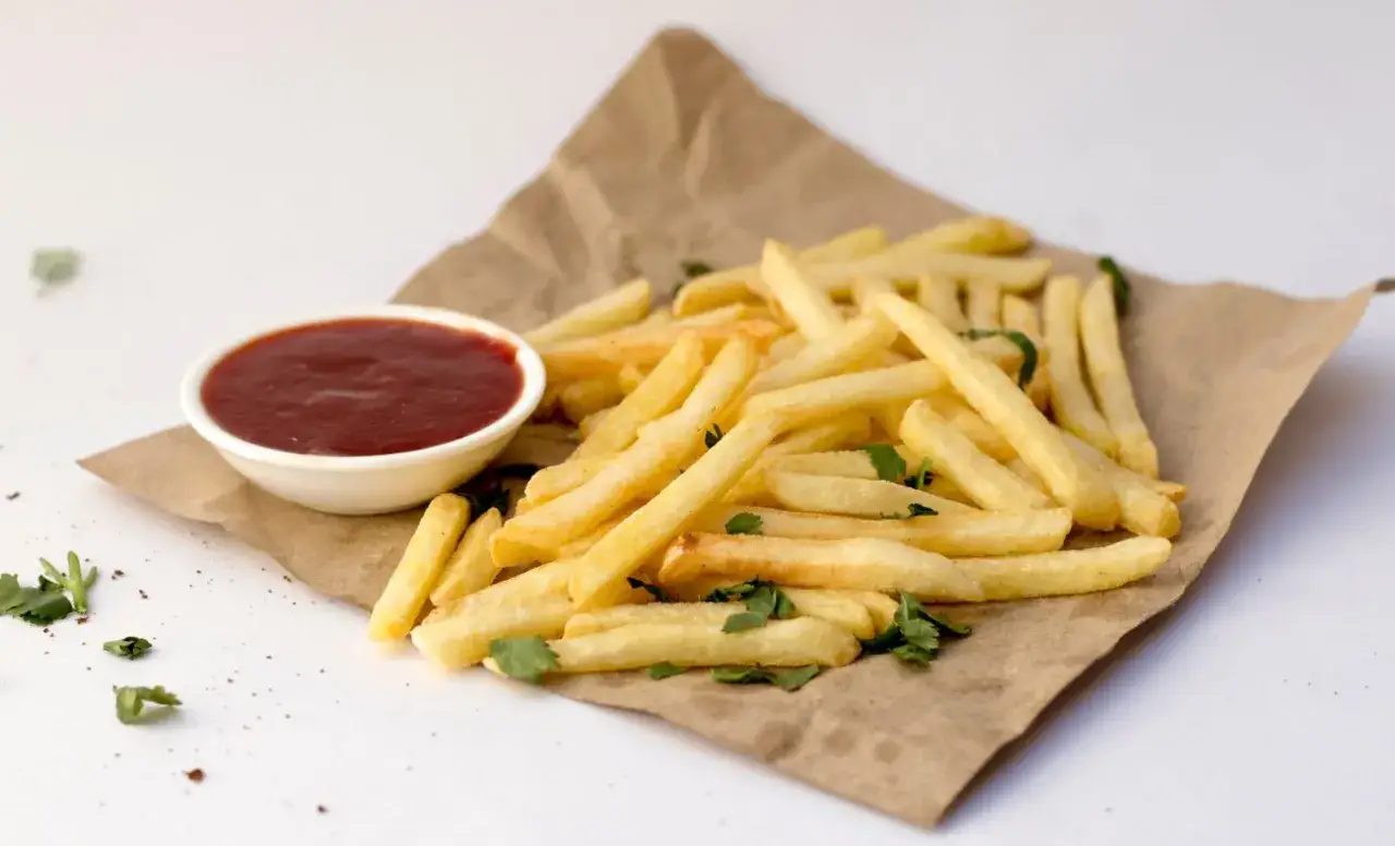 Ile kcal mają frytki z piekarnika? Zaskakujące różnice w kaloriach
