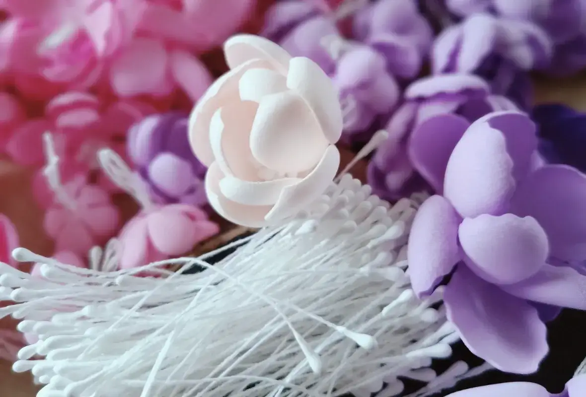 Kwiaty z Foamiranu DIY: Twórz Piękne Dekoracje Krok po Kroku