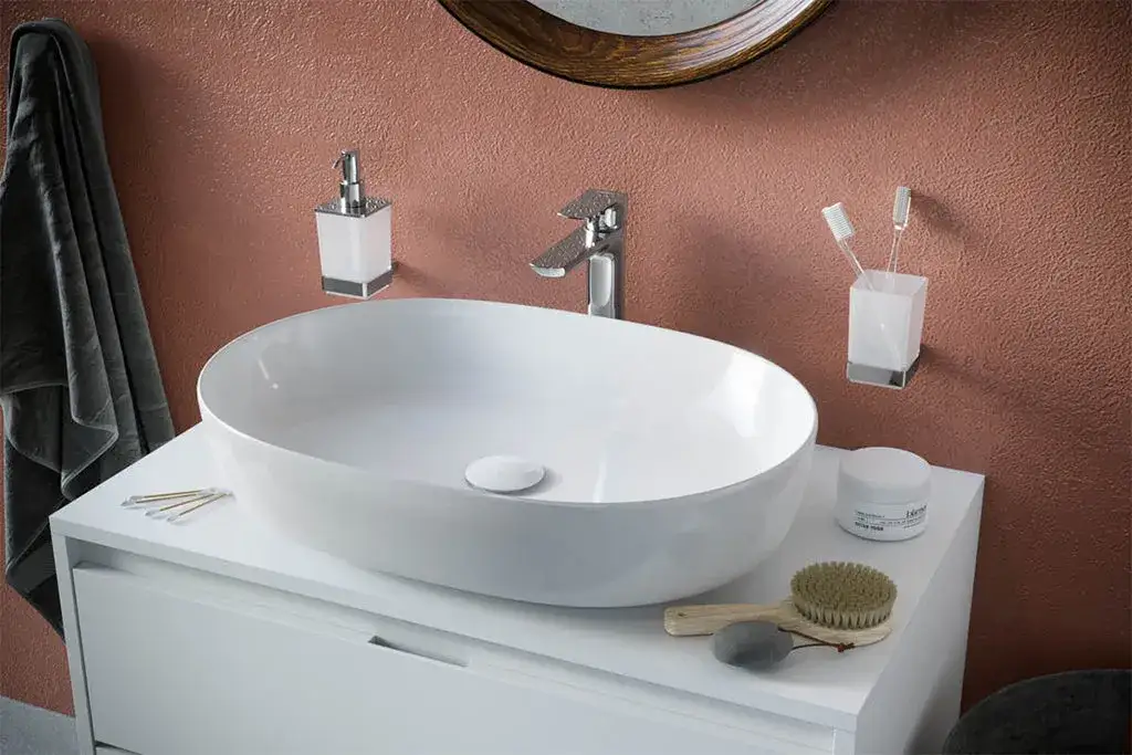 Jaką umywalkę do łazienki wybrać, by uniknąć błędów w aranżacji?