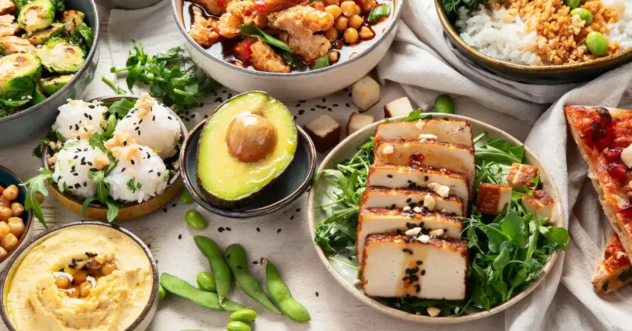 Zdrowe posiłki: hummus, ryż z edamame, sałatka z tofu, awokado i pizza. Idealne przepisy na zdrowe jelita.
