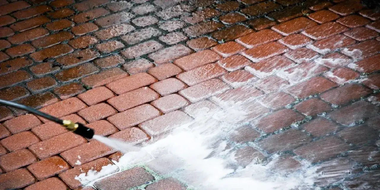 Jak wyczyścić cegłę klinkierową z zaprawy - skuteczne metody i porady