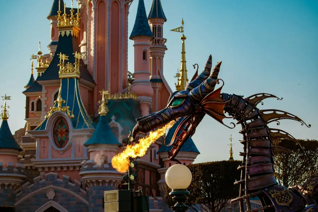 Smok ziejący ogniem przed zamkiem w Disneylandzie Paryż. Niezapomniane atrakcje czekają!