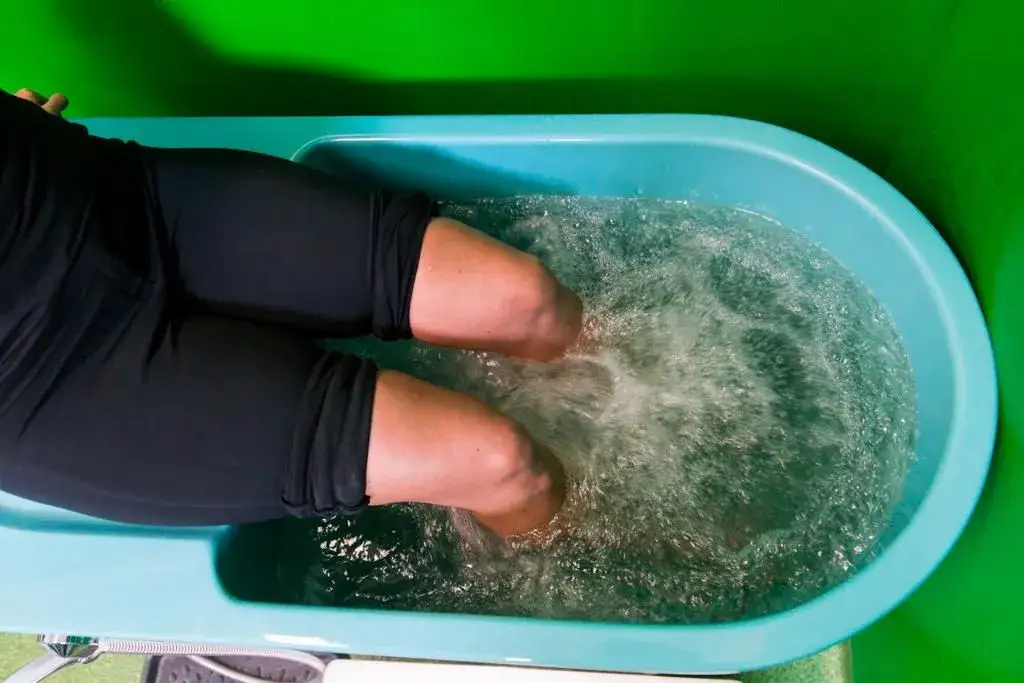 Kąpiel wirowa w rehabilitacji: Jak działa i komu pomoże?