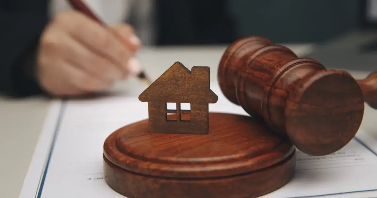 Komornik a mieszkanie: Próg zadłużenia i jak uratować dom