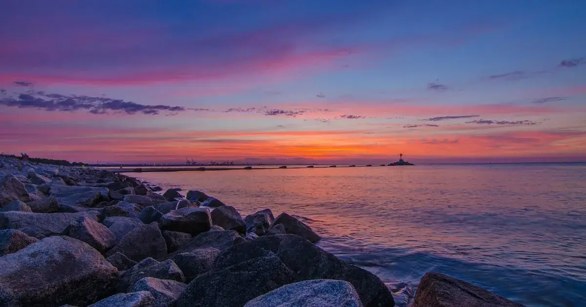 Gdzie dojeżdżają pociągi nad morze? Odkryj najlepsze trasy i połączenia