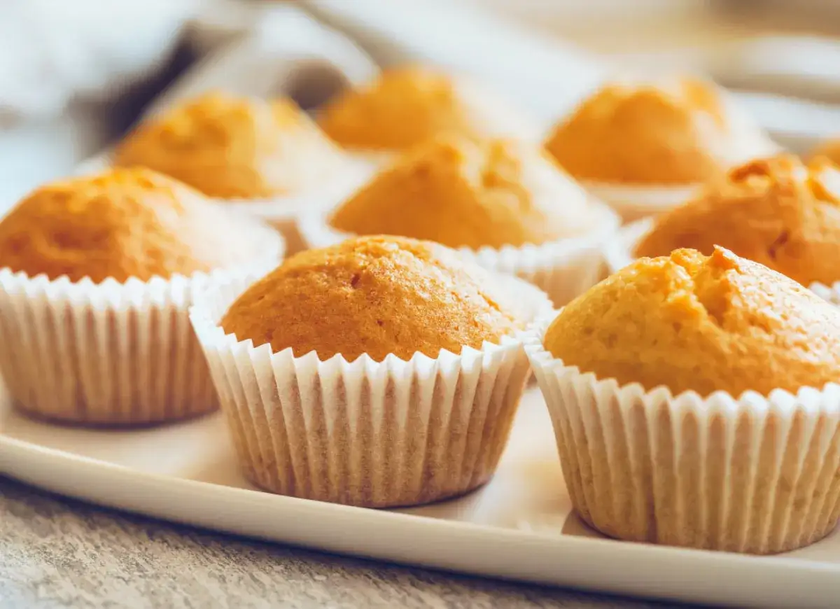 Pieczenie babeczek w kubkach? Poznaj ryzyko i 5 bezpiecznych trików.