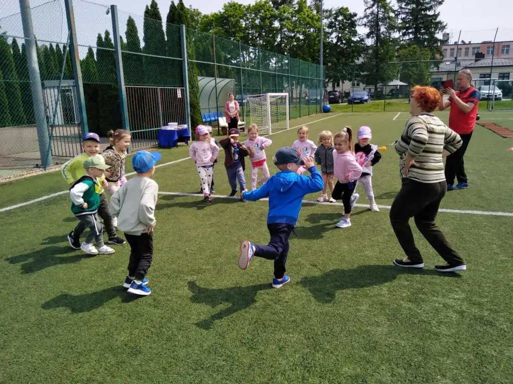 Spódnica dla dziewczynki: księżniczka czy plac zabaw? Wybierz mądrze!
