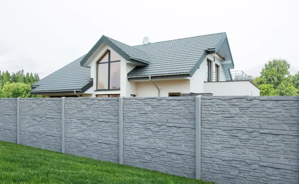 Ile kosztuje przęsło płotu betonowego? Ceny, które Cię zaskoczą