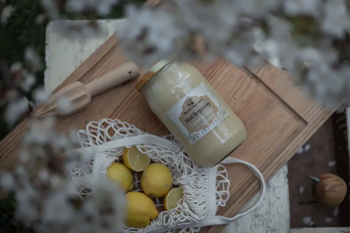 Miód biały jak smalec – poznaj jego właściwości i zdrowotne korzyści