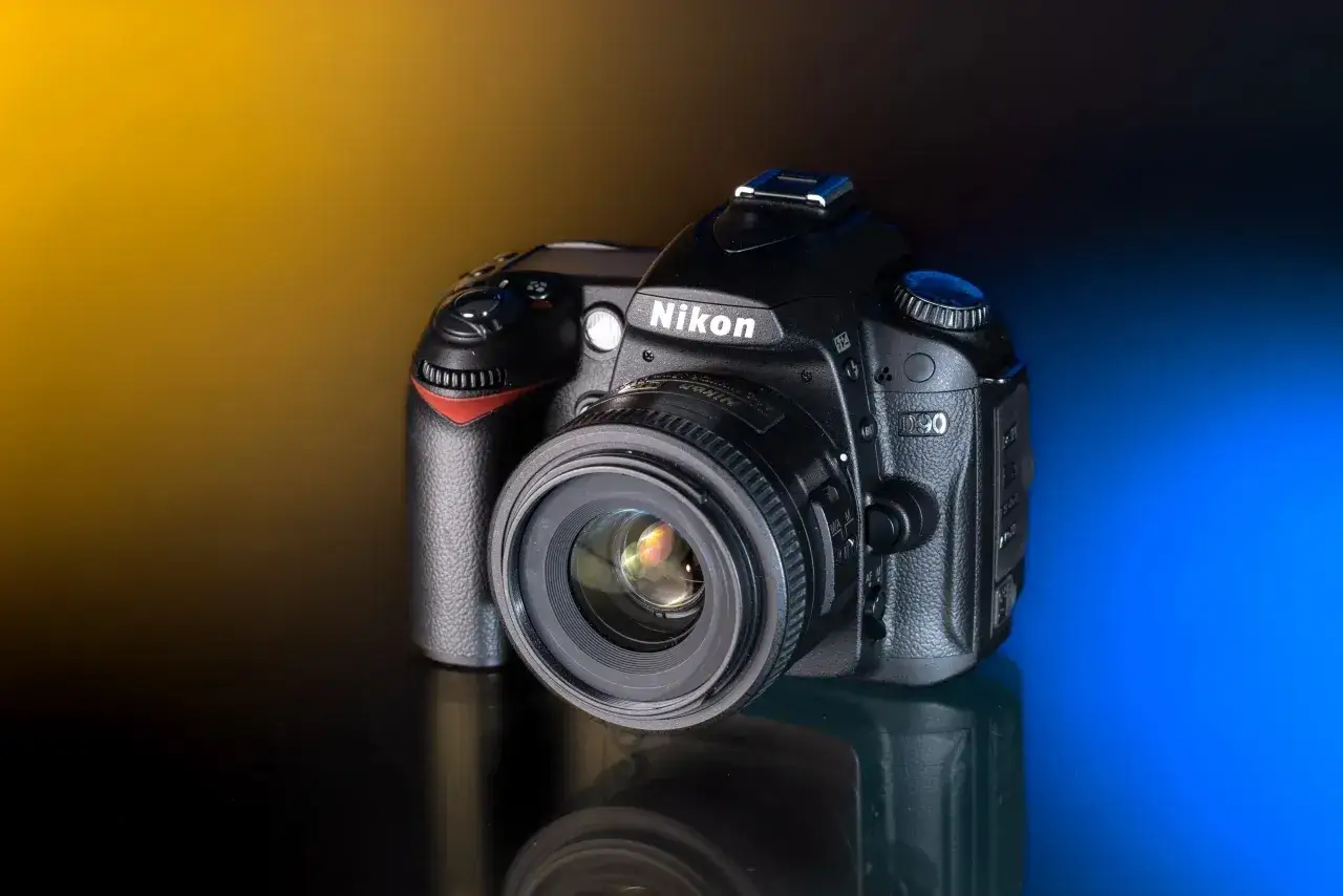 Jak założyć osłonę przeciwsłoneczną na obiektyw bez problemów