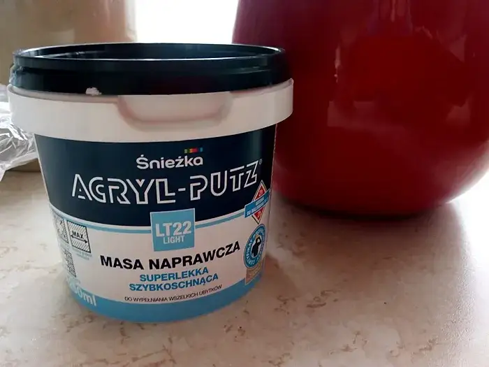 Czym skleić gips? Najlepsze kleje i techniki naprawy gipsu