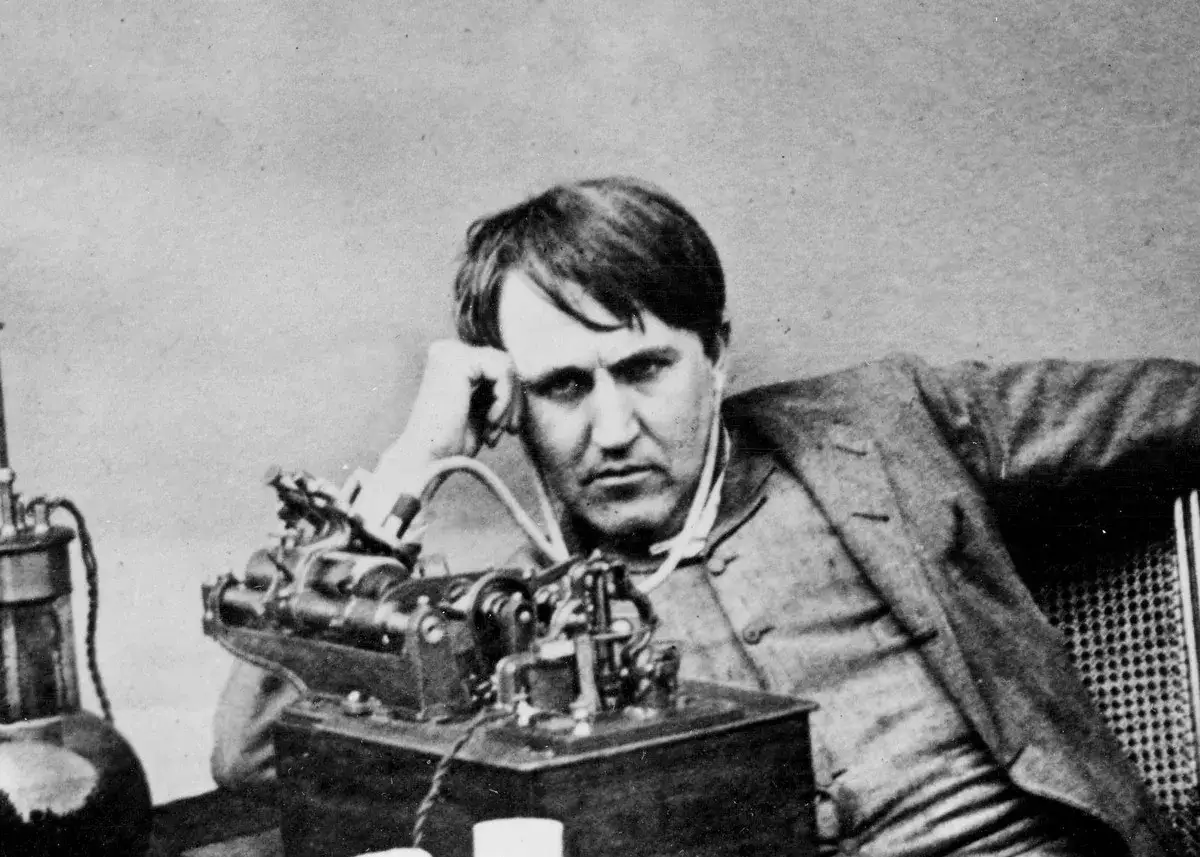 Thomas Edison z aparaturą, która mogła pomóc w odpowiedzi na pytanie, kto wynalazł transformator.