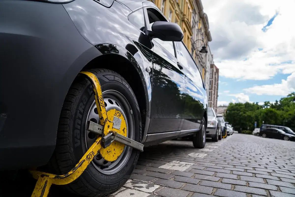 Straż miejska na osiedlu: Kiedy mandat za parkowanie jest legalny?