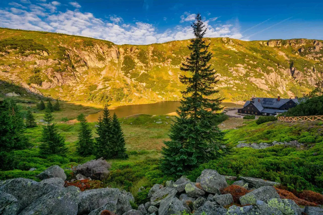Góry Karkonosze, jezioro i schronisko. Szklarska Poręba gdzie najlepiej szlaki? Tu poczujesz dzikość natury.