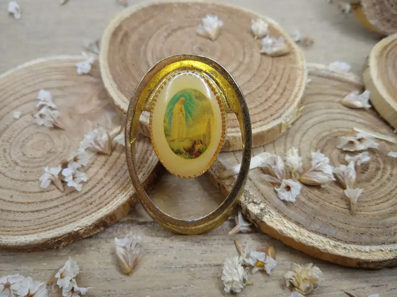 Złoty medalik z Matką Boską, pamiątki z Medjugorie. Ceny atrakcyjne dla pielgrzymów.