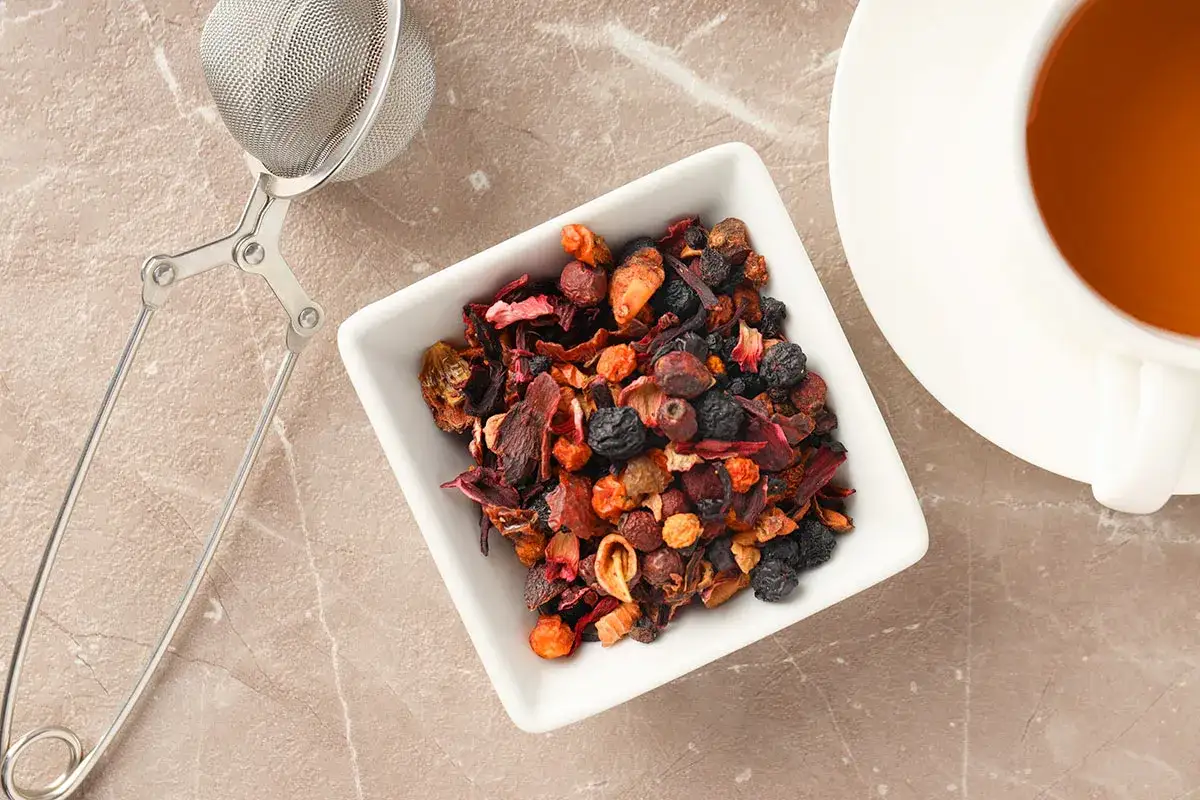 Czy herbata granulowana owocowa jest zdrowa? Skład, wady i wpływ na zdrowie