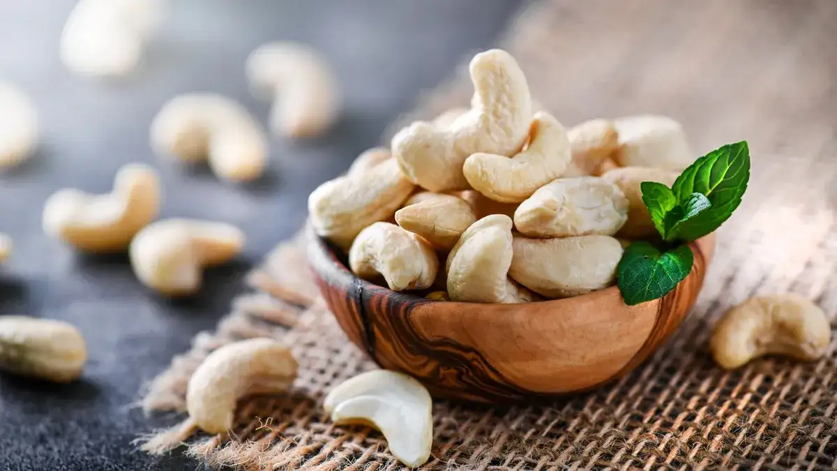 Czy koty mogą jeść orzechy nerkowca? Sprawdź ryzyko i alternatywy