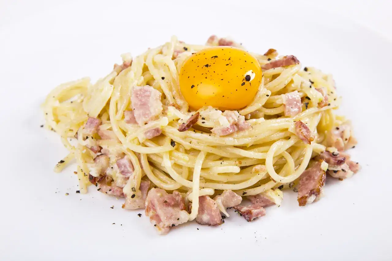 Carbonara z boczkiem: Kremowy sos bez śmietany? Poznaj mój sekret!