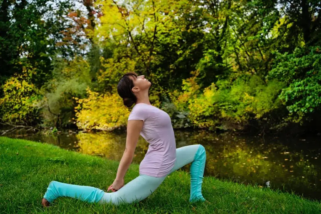 Jak zostać instruktorem jogi w Polsce? Kursy, zarobki, kariera