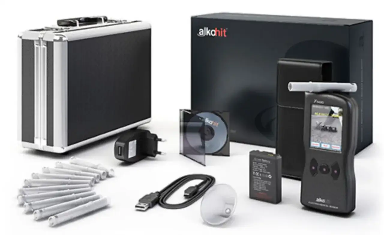 Alkomat z akcesoriami: walizka, ładowarka, ustniki, kabel USB, bateria, płyta CD i etui.