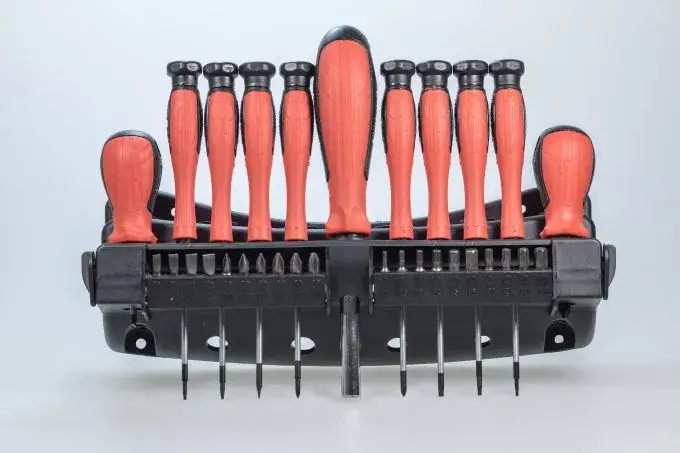 Jakie śrubokręty do warsztatu - wybierz najlepsze narzędzia dla siebie