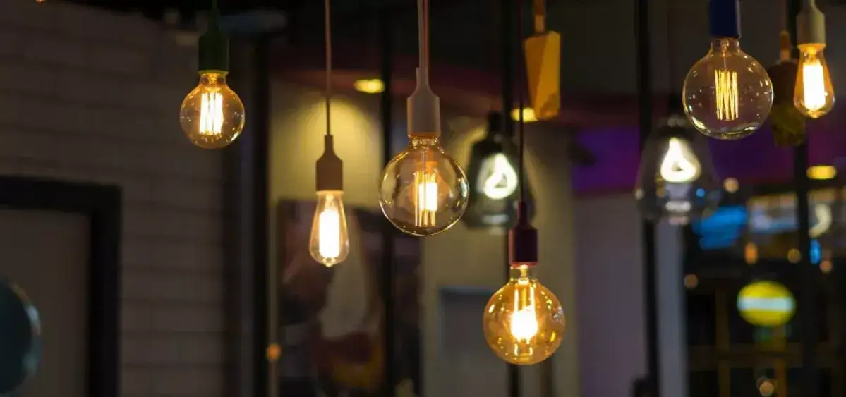 Żarówka LED filament – oszczędność energii i stylowe oświetlenie