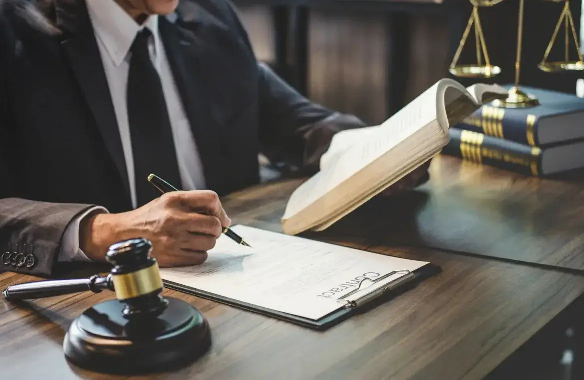 Sprawy spadkowe: Adwokat czy radca prawny - co wybrać, by nie żałować?