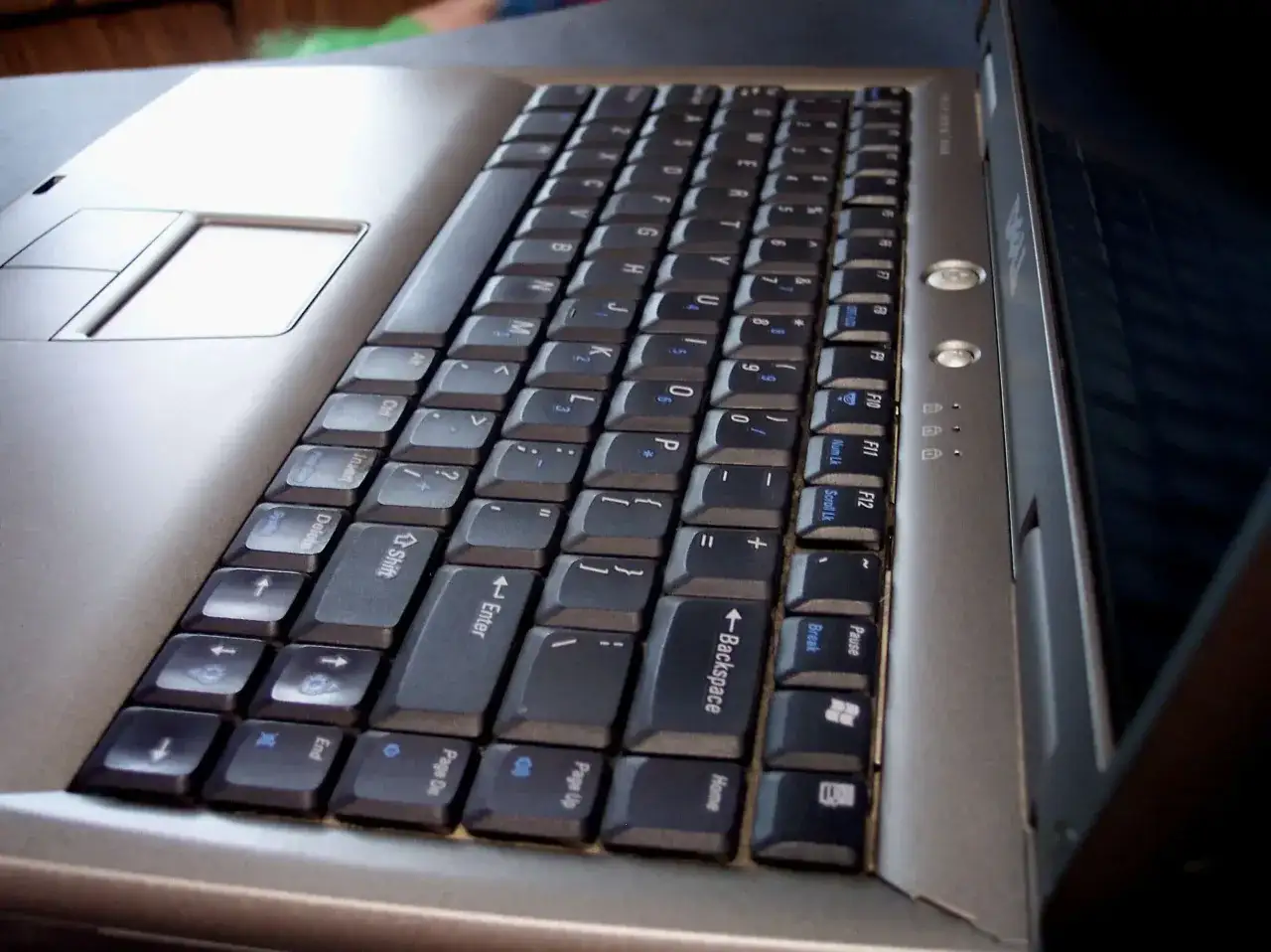 Jak włączyć klawiaturę w laptopie i rozwiązać najczęstsze problemy