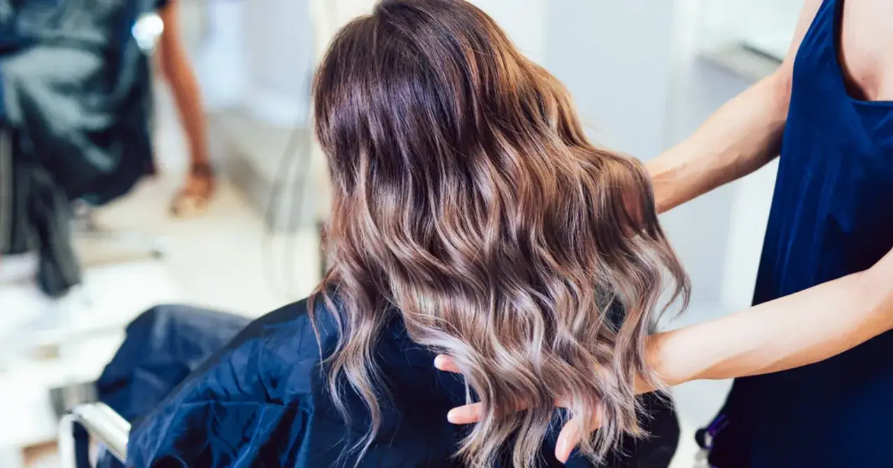 Jak często farbować odrosty, aby uniknąć zniszczenia włosów?
