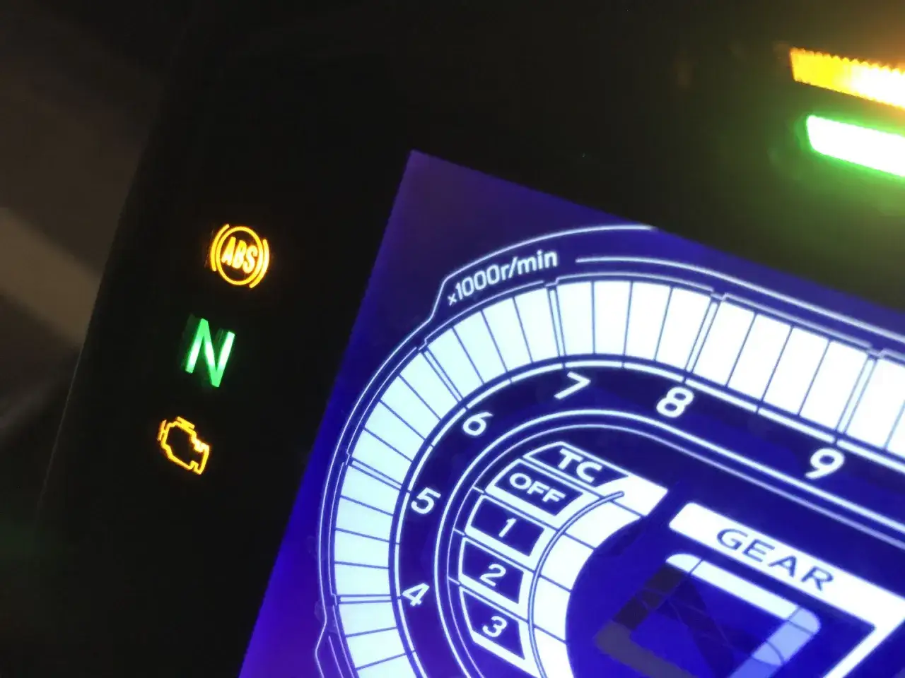 Kontrolki motocyklowe: ABS, N (luz), kontrolka silnika. Wyświetlacz pokazuje obroty i bieg.