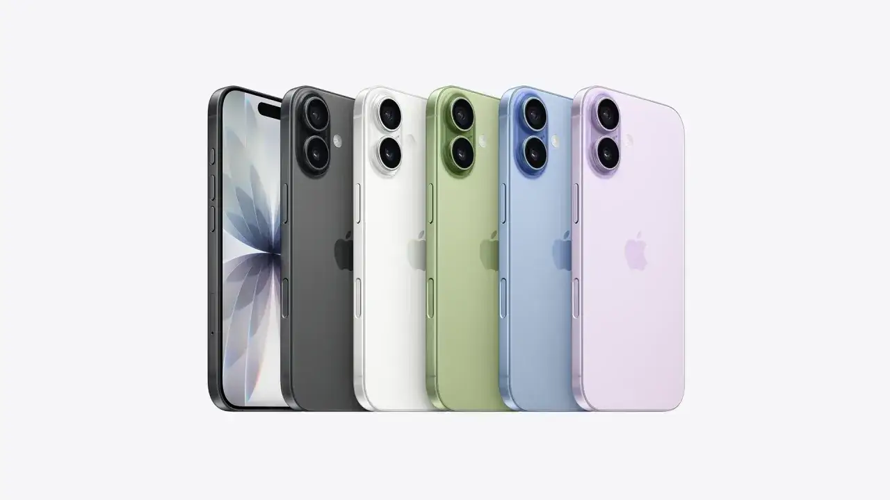 Rząd iPhone'ów 17 w kolorach: grafitowy, biały, zielony, niebieski i fioletowy.