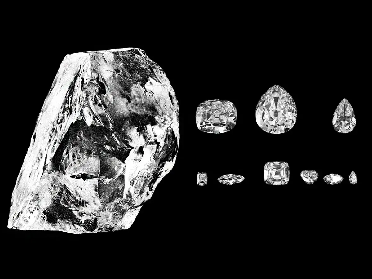 Surowy diament Cullinan obok oszlifowanych kamieni, które ozdobiły korona wielkiej brytanii.