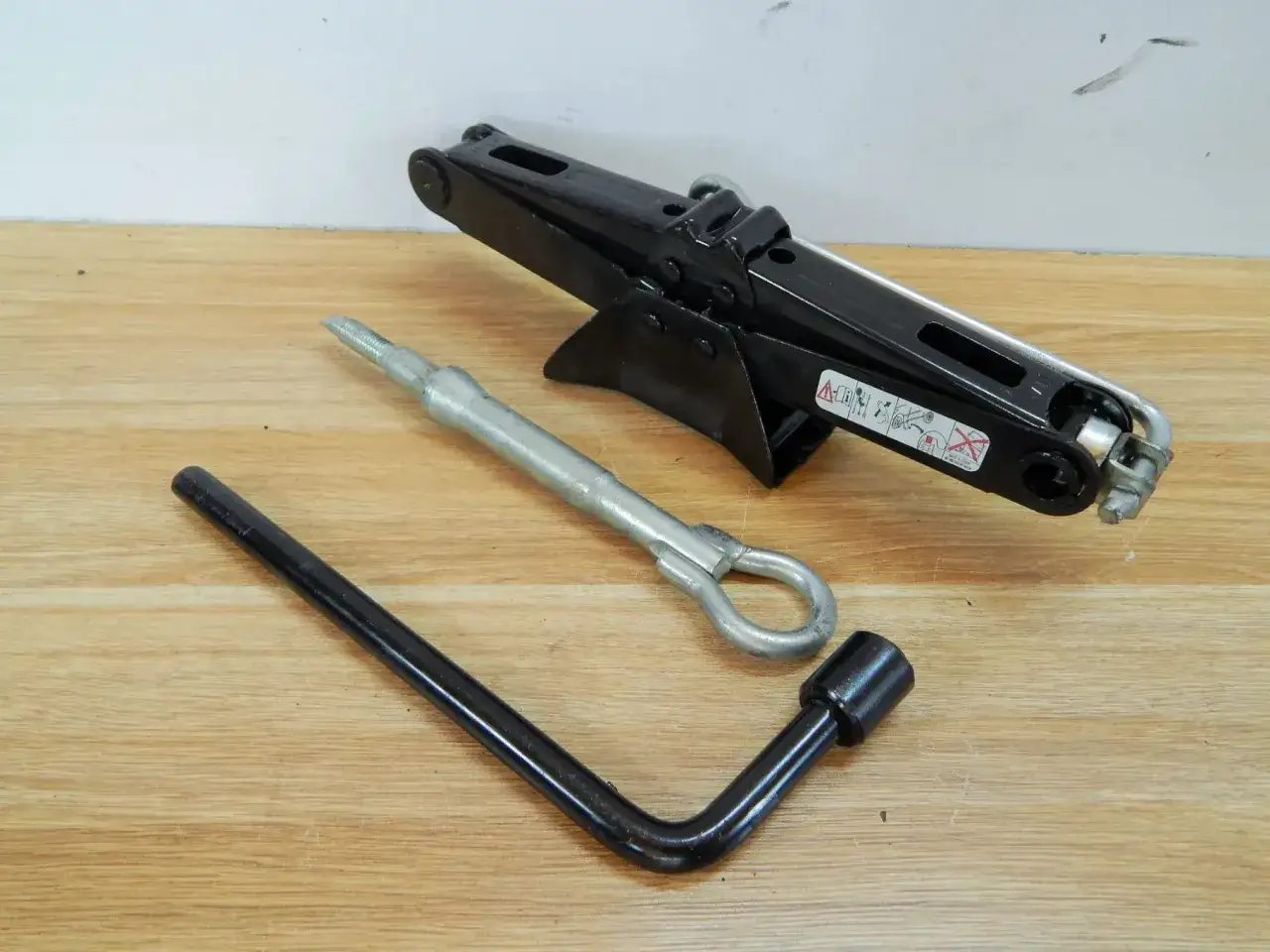 Peugeot Partner: Gdzie jest lewarek i jak go łatwo znaleźć