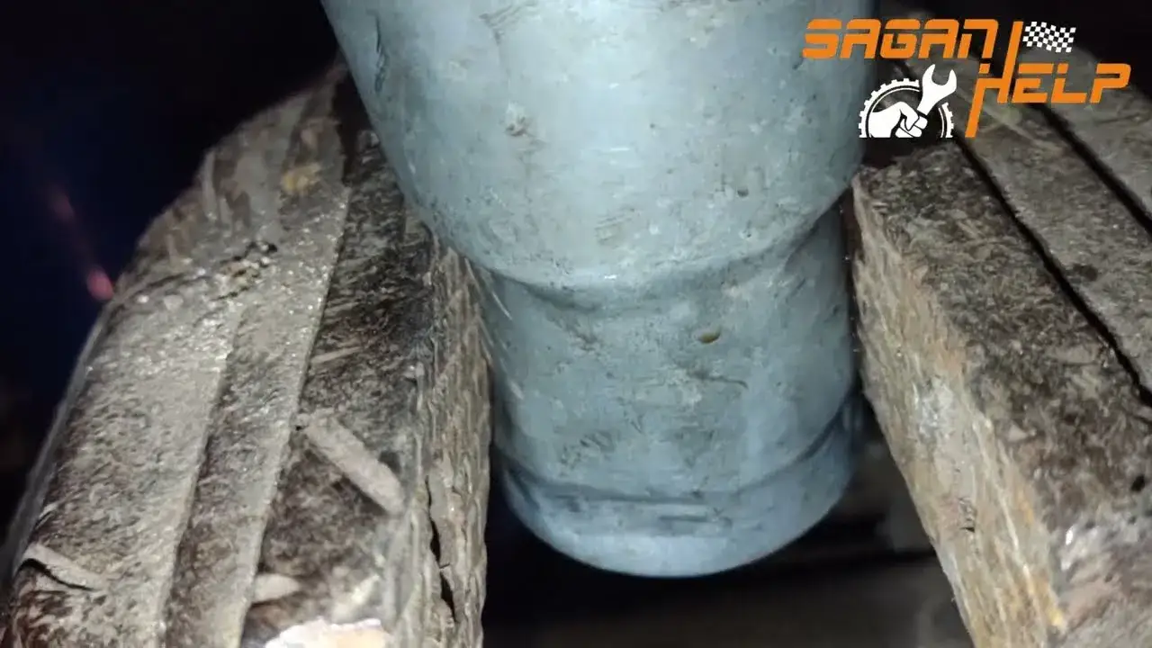 Gdzie jest filtr paliwa w Toyota RAV4 2.0 benzyna? Oto odpowiedź!